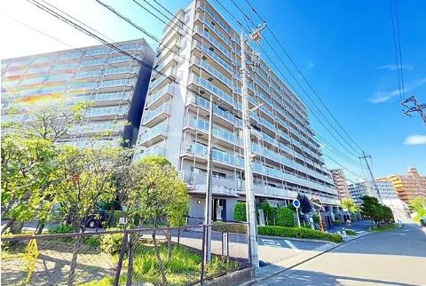 秦野市鶴巻のマンションの建物外観