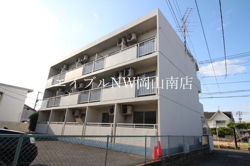 岡山市北区奥田西町のマンションの建物外観