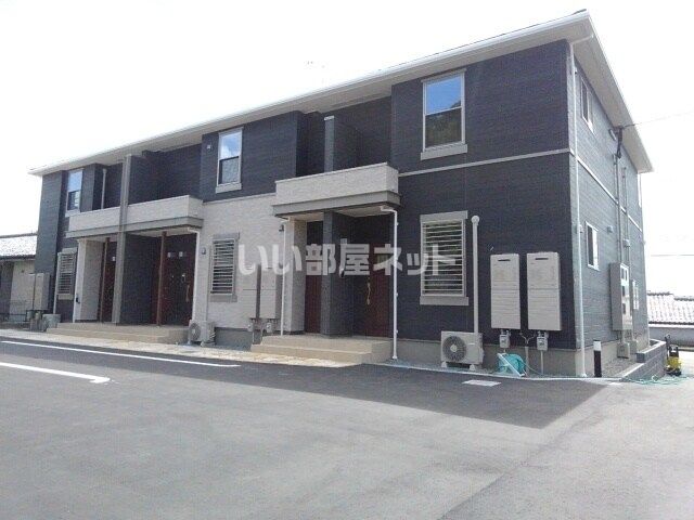 【南九州市川辺町田部田のアパートの建物外観】