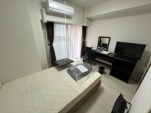 居室・リビング　ベッド、机椅子、テレビ、掃除機など家具家電を賃料内で設置