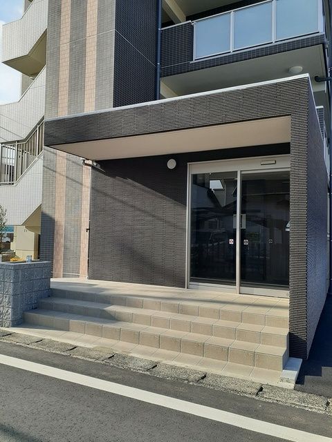 【豊橋市向草間町のマンションのエントランス】