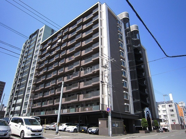 札幌市白石区菊水一条のマンションの建物外観