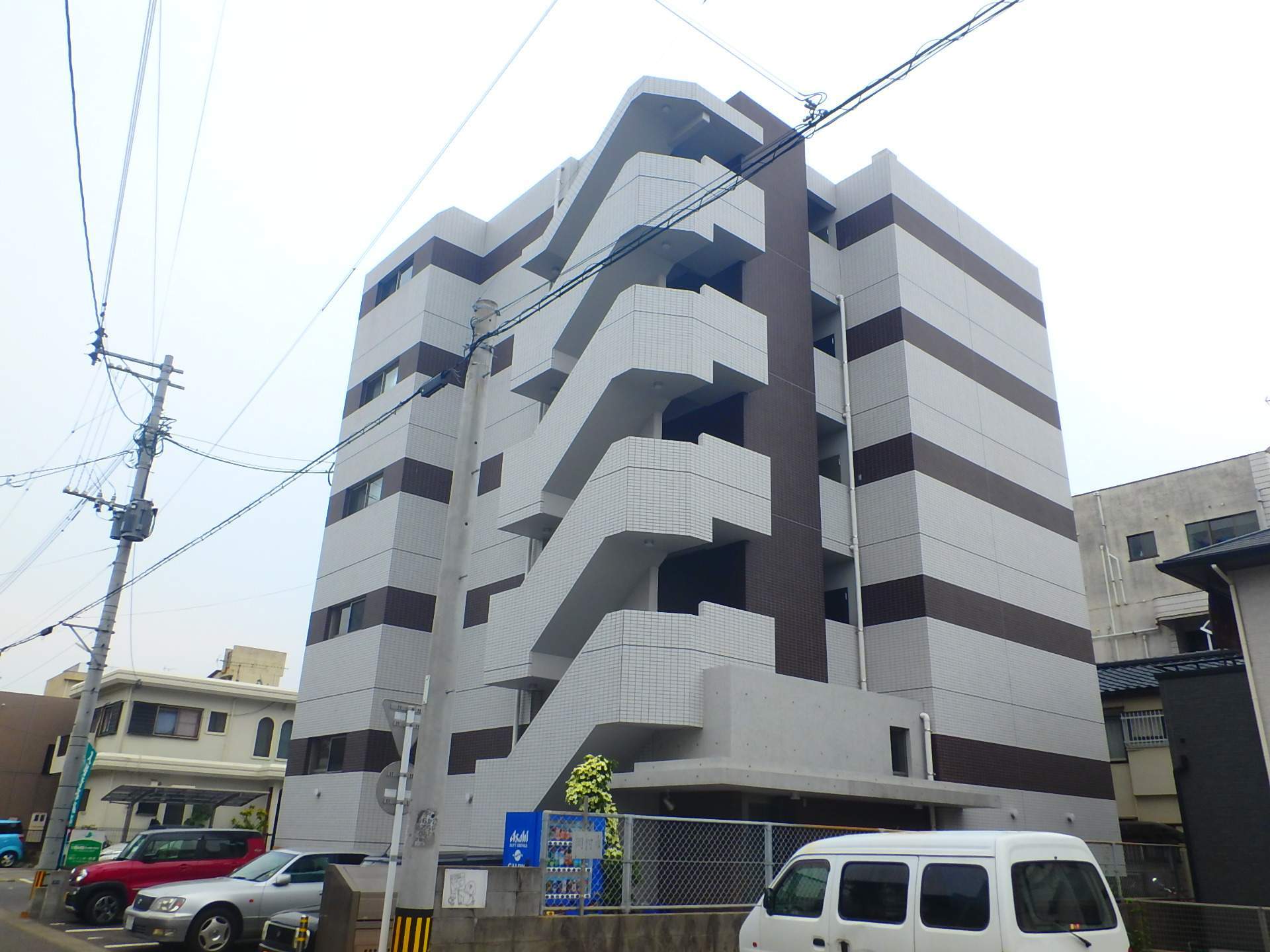 鹿児島市下荒田のマンションの建物外観