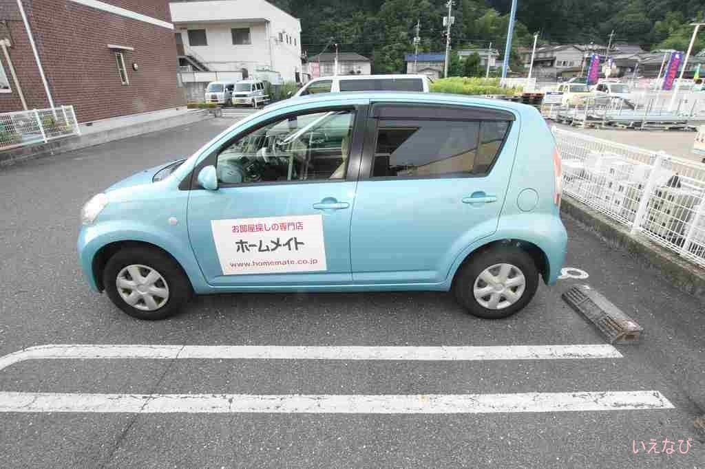 【井原市下出部町のアパートの駐車場】