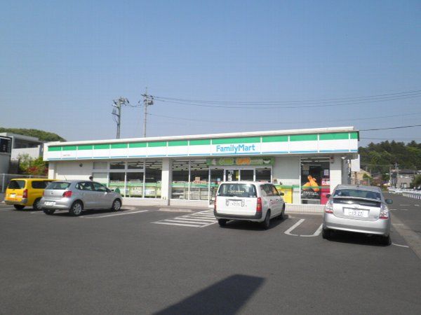 コンビニ　ファミリーマート（コンビニ）まで300m