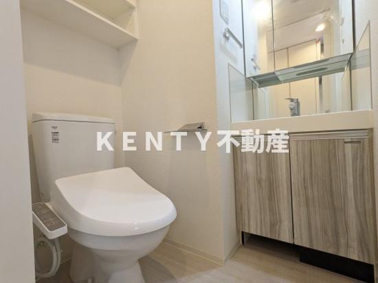 トイレ　落ち着いた色調のトイレです