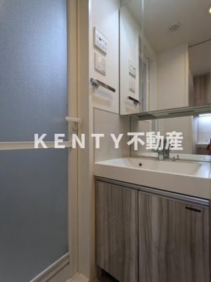 洗面設備　明るい洗面所です