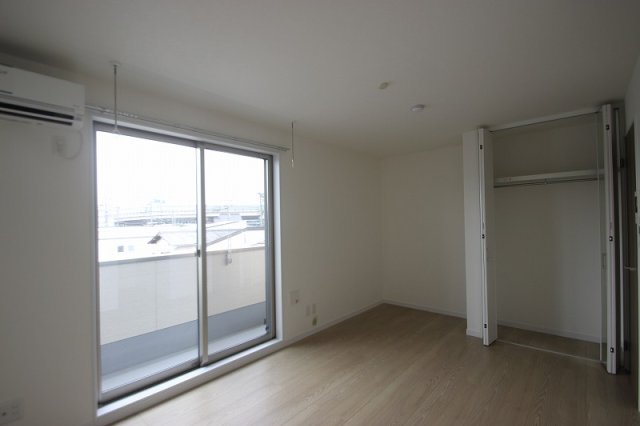 居室・リビング　別号室の写真です（反転）