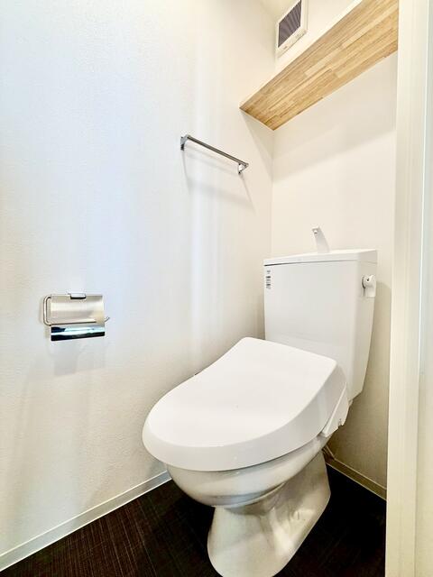 トイレ　白基調で明るい印象