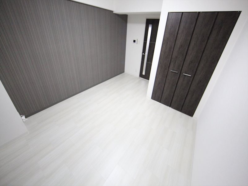 居室・リビング　洋室8.2帖　エアコン完備　バルコニーに面しています