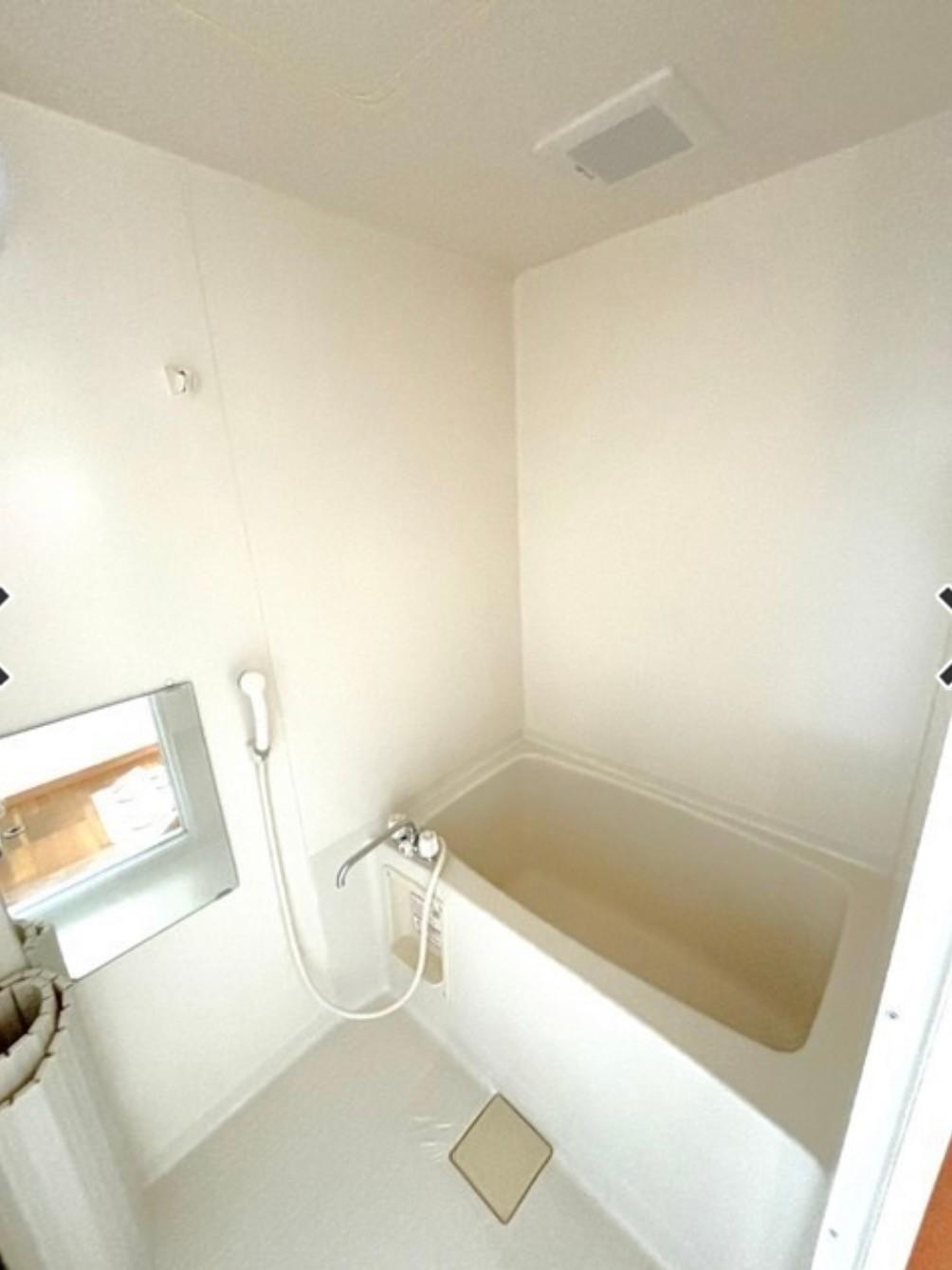 バス・シャワールーム　ゆったり寛げるバストイレ別。清潔感のある心地よい浴室です。