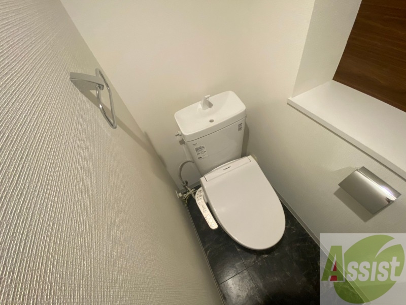 トイレ　ウォシュレット機能がついたトイレです。安心して使用できますね