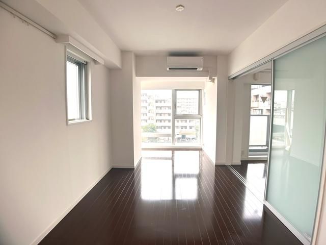 居室・リビング　別号室参考写真です