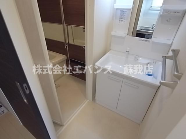 洗面設備　明るい洗面所です