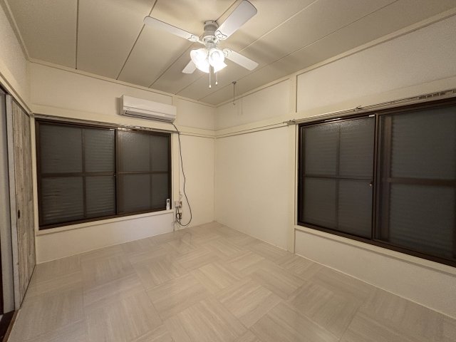 その他部屋・スペース　二面採光のお部屋です（照明器具は残置物です）
