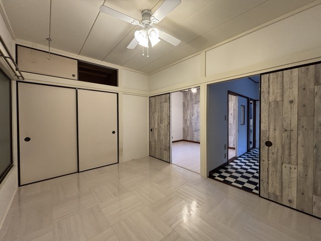 居室・リビング　白を基調としたお部屋です（照明器具は残置物です）