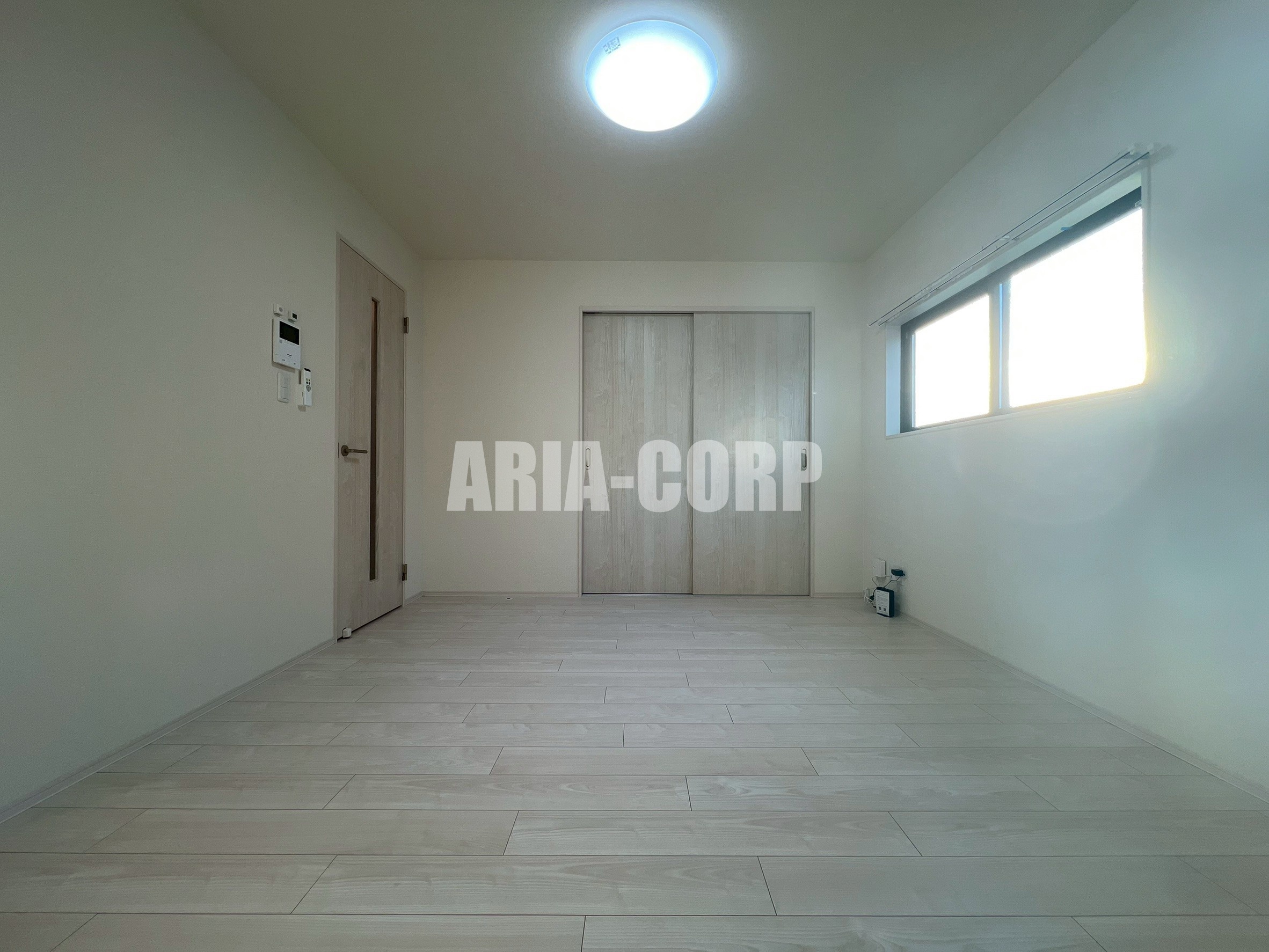 居室・リビング　白を基調としたお洒落なお部屋！奥行きたっぷりの空間です♪