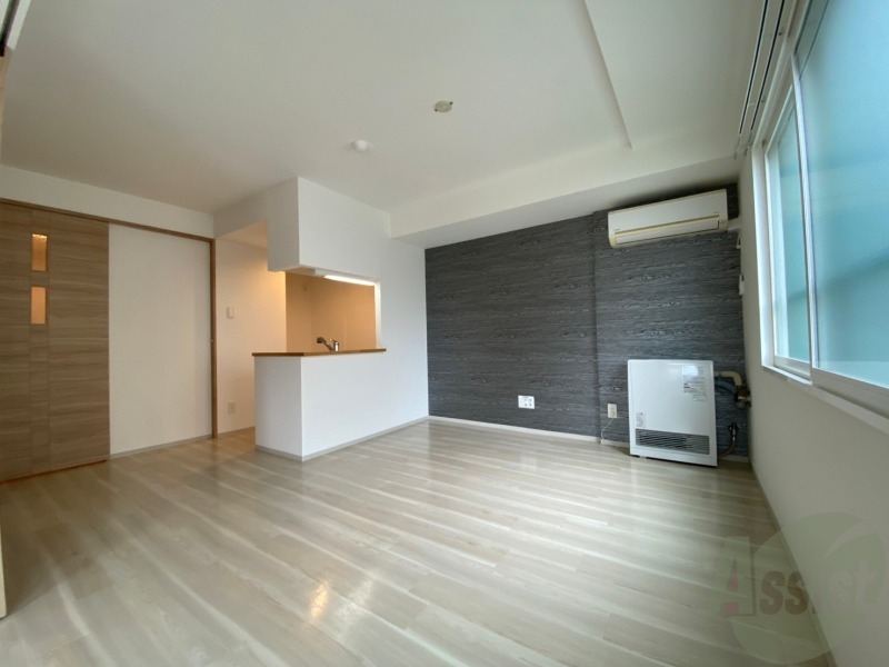 居室・リビング　フローリングや壁の色がお洒落な印象のリビングです。