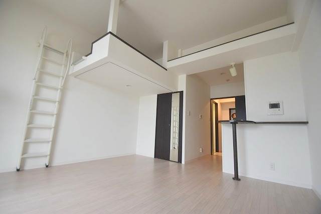 居室・リビング　広々洋室10.1帖・ロフト3帖