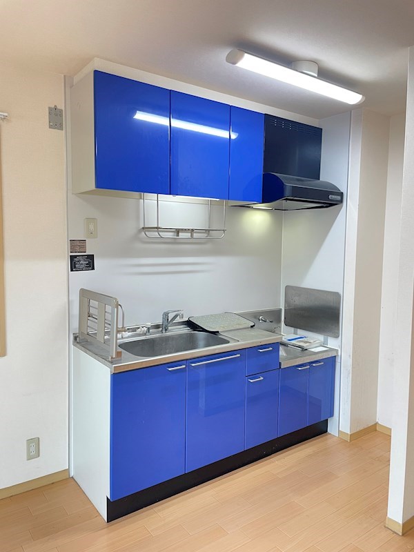 キッチン　小窓付きで料理中の喚起に最適