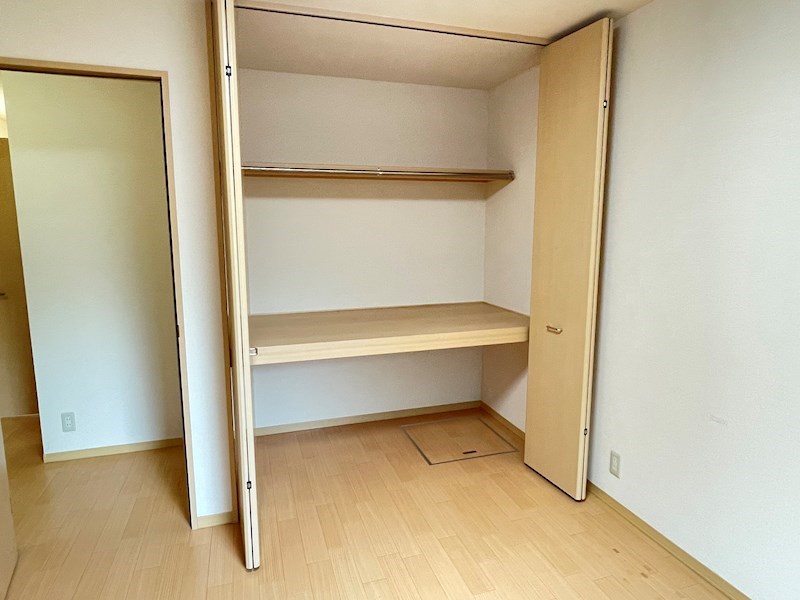 収納　寝具は勿論収納ボックスを置いて衣類等も収納出来ますよ