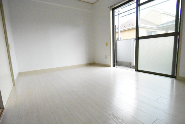 居室・リビング　同一建物２０３号室の写真掲載