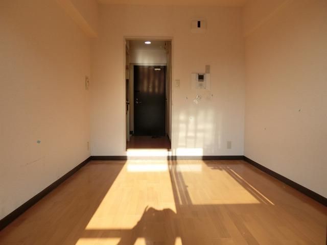 居室・リビング　バルコニーから見たお部屋