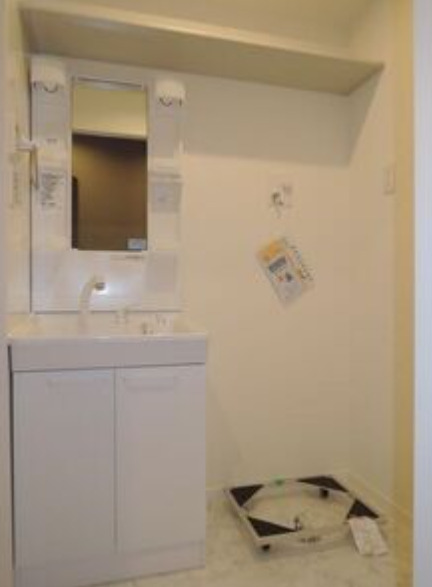 洗面設備　ゆったりとスペースのある洗面所