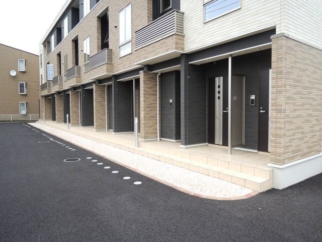 エントランス　お問い合わせは048-772-8202