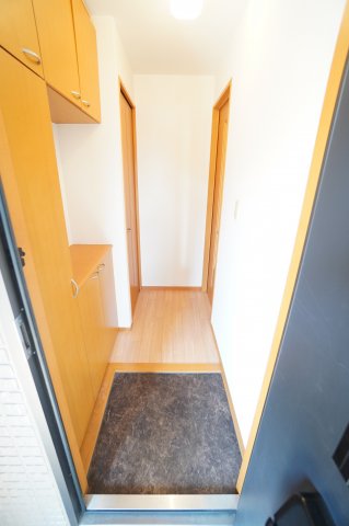 玄関　※同物件・反転タイプの写真です。