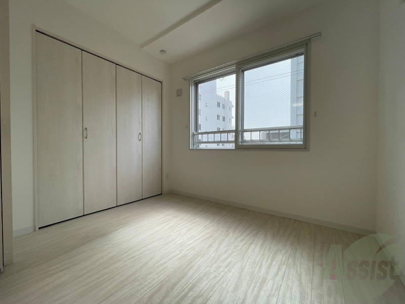 その他部屋・スペース　寝室はこちらです。光が差し込む、温かみのあるお部屋です。