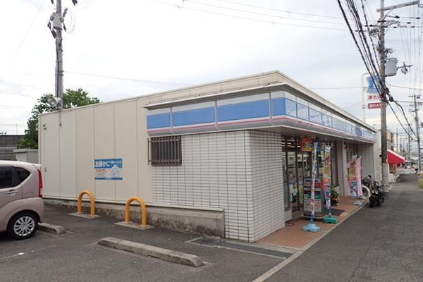 コンビニ　ローソン鶴山台店（コンビニ）まで995m