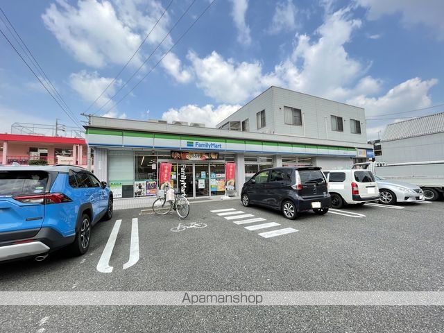 コンビニ　ファミリーマート（コンビニ）まで437m