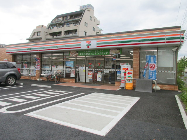 コンビニ　セブンイレブン（コンビニ）まで129m