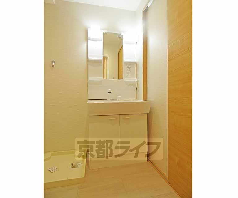洗面設備　きれいな洗面台です。