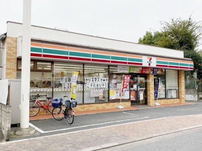 コンビニ　セブンイレブン 足立亀田小前店（コンビニ）まで520m
