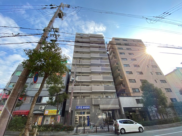 建物外観　駅前の整備された道路沿いにあるので夜も明るくて女性でも安心。