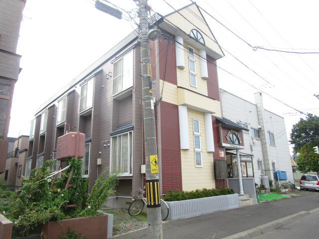 札幌市東区北四十五条東のアパートの建物外観