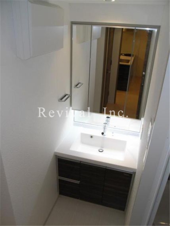 洗面設備　毎日の身だしなみチェックに必須ですね