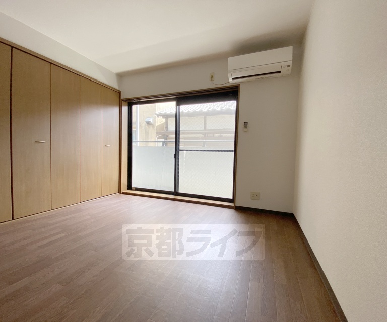 居室・リビング　落ち着いた雰囲気のお部屋です