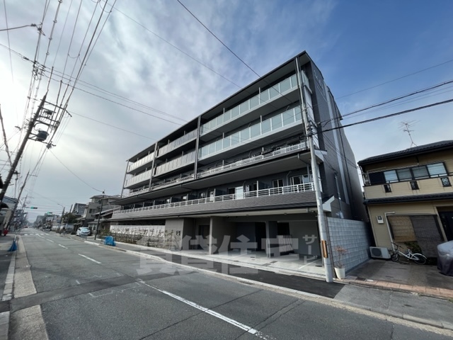 京都市南区八条寺内町のマンションの建物外観