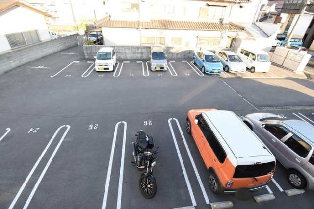 【高松市屋島西町のアパートの駐車場】