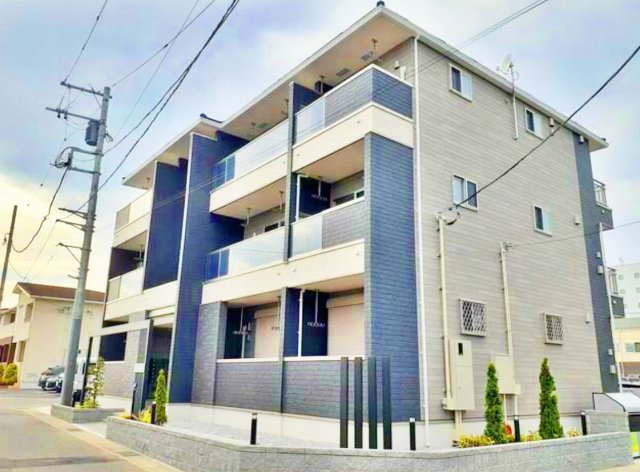 【鎌倉市上町屋のアパートの建物外観】