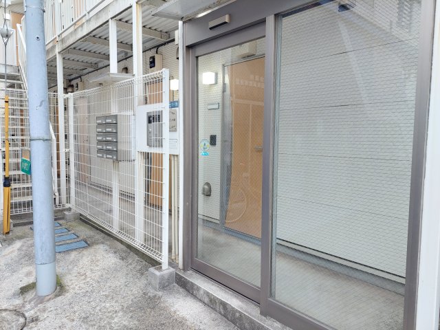 【川崎市川崎区大師駅前のアパートのエントランス】