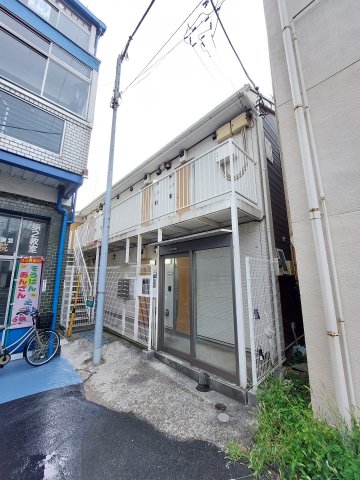 【川崎市川崎区大師駅前のアパートの建物外観】