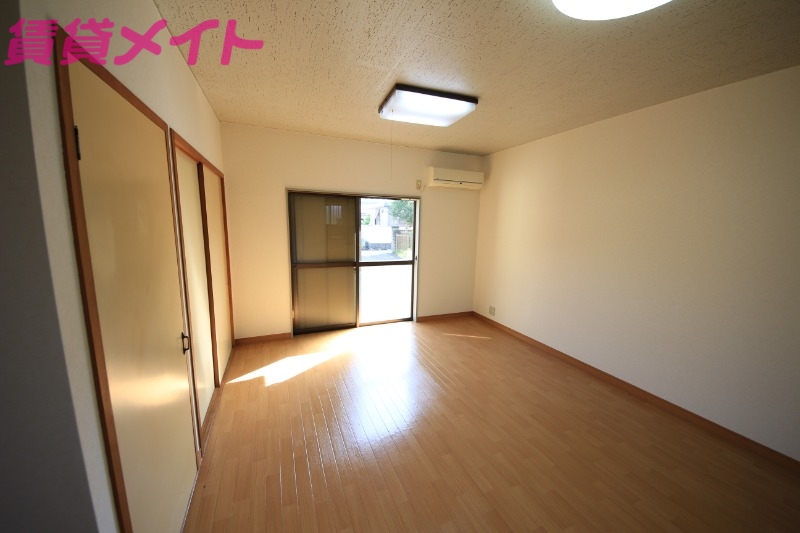 居室・リビング　同物件別室写真