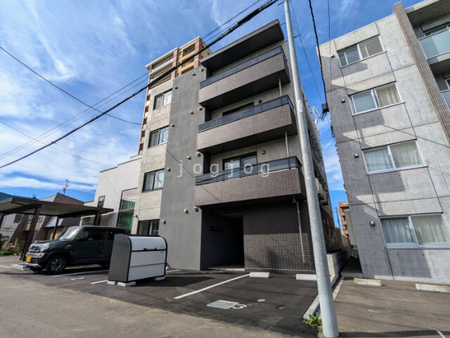 【札幌市豊平区月寒西一条のマンションの建物外観】