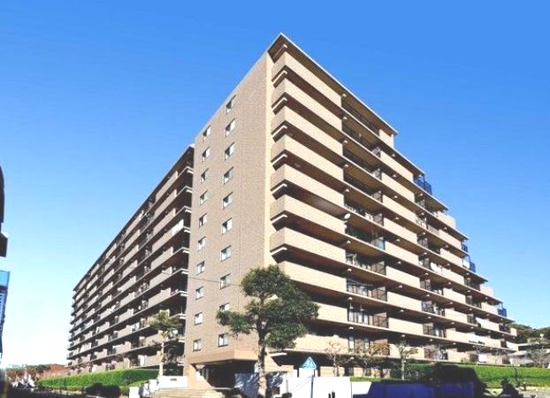 横浜市金沢区釜利谷東のマンションの建物外観