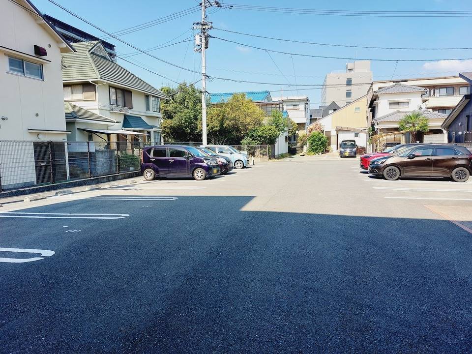 【松山市岩崎町のアパートの駐車場】