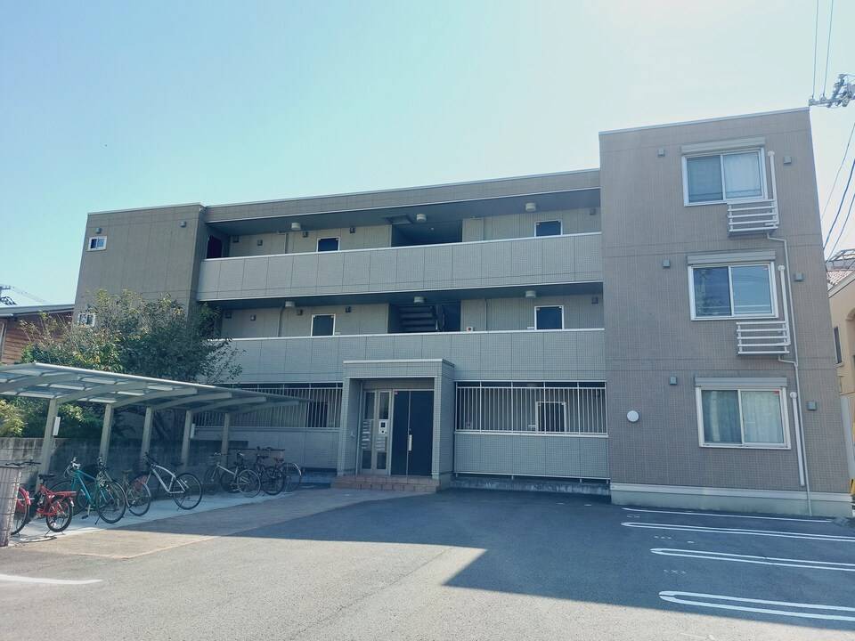 松山市岩崎町のアパートの建物外観